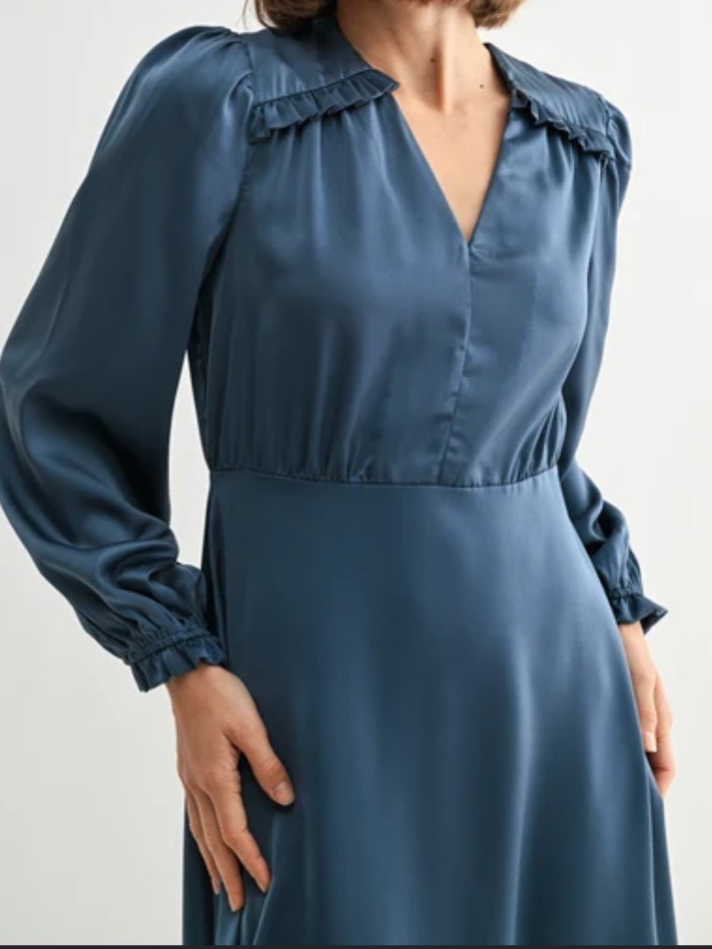 BOHME. Elegant Blue V-Neckโ Long-Sleeve Midi Dress. Large.